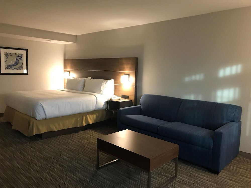 Holiday Inn Express & Suites CAMARILLO by IHG 2