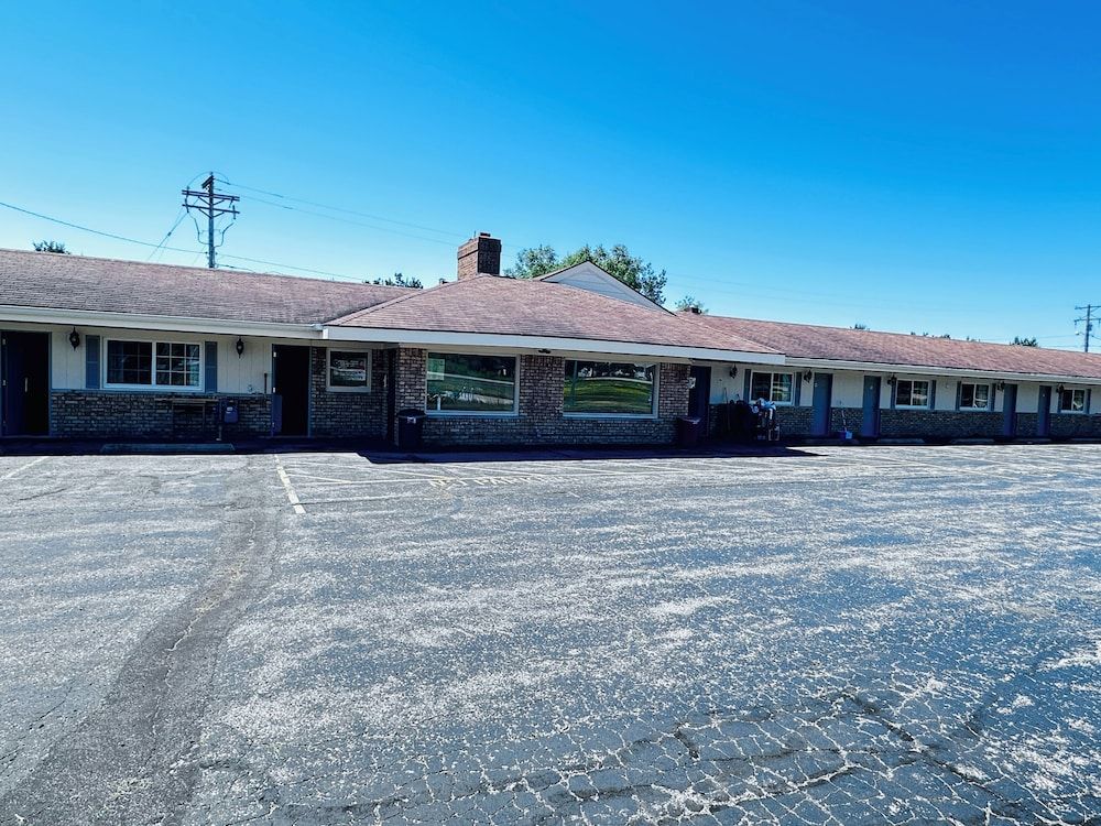 Budget Host Inn Manistique 1
