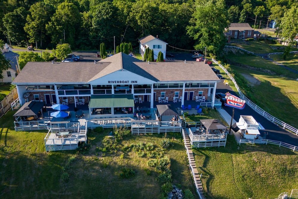 Riverboat Inn & Suites 1