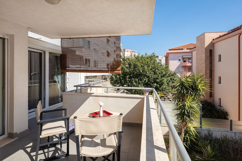 Modern apt with terrace 4 min walk to the beach 1