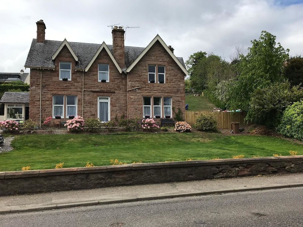Cromarty View Guest House Accommodations & B&B 1