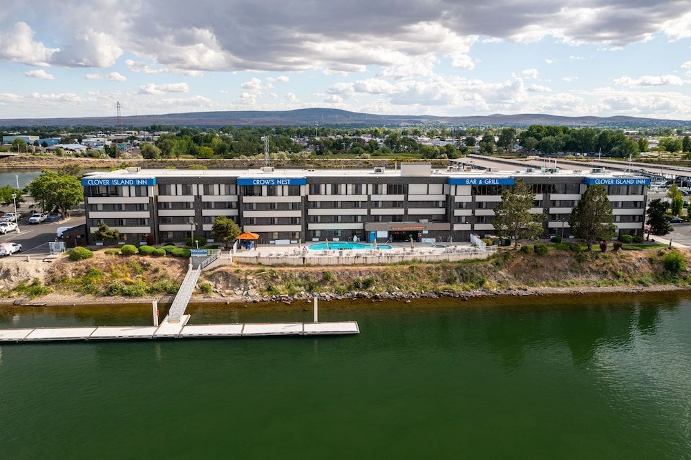 Clover Island Inn 1