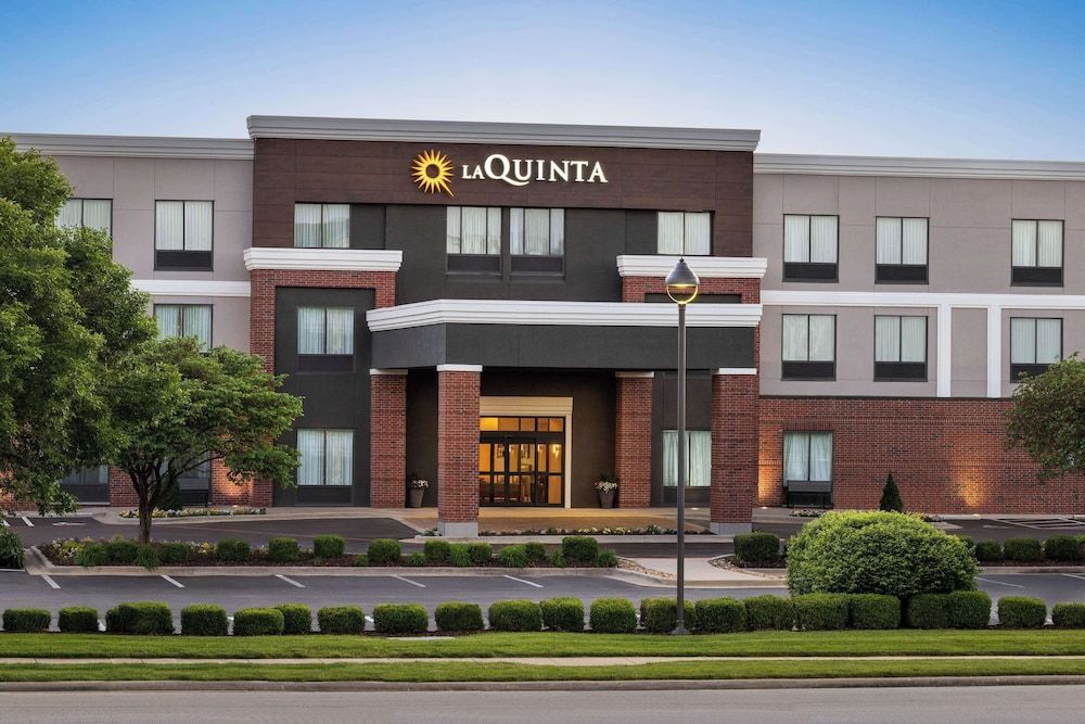 La Quinta Inn & Suites by Wyndham Springfield Airport Rte 66 1