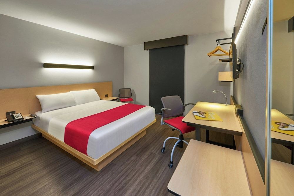City Express by Marriott La Raza 1