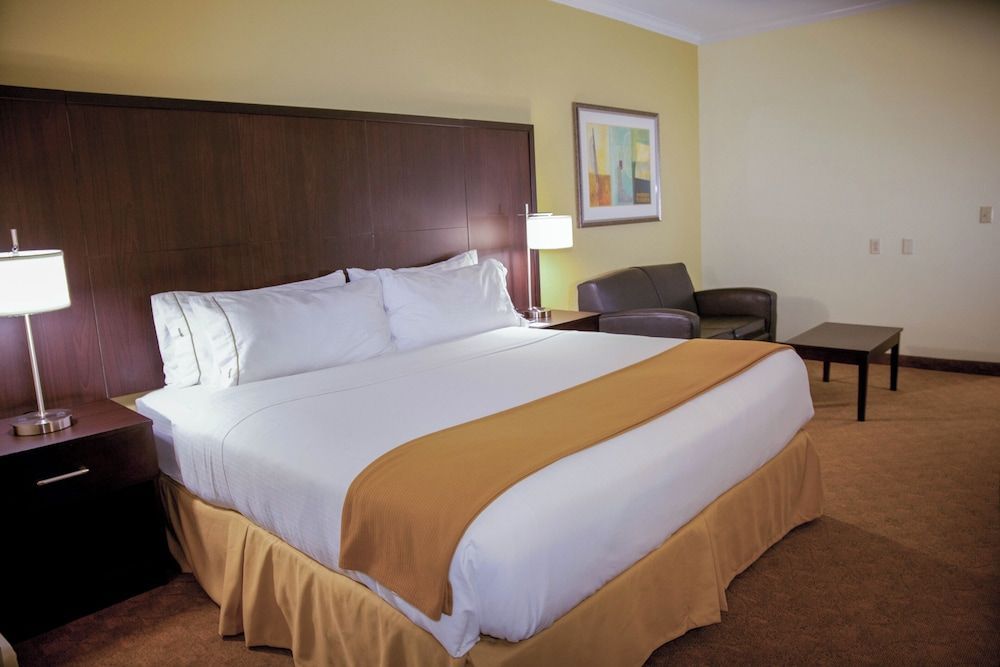 Holiday Inn Express & Suites HOUSTON NORTH INTERCONTINENTAL by IHG 2