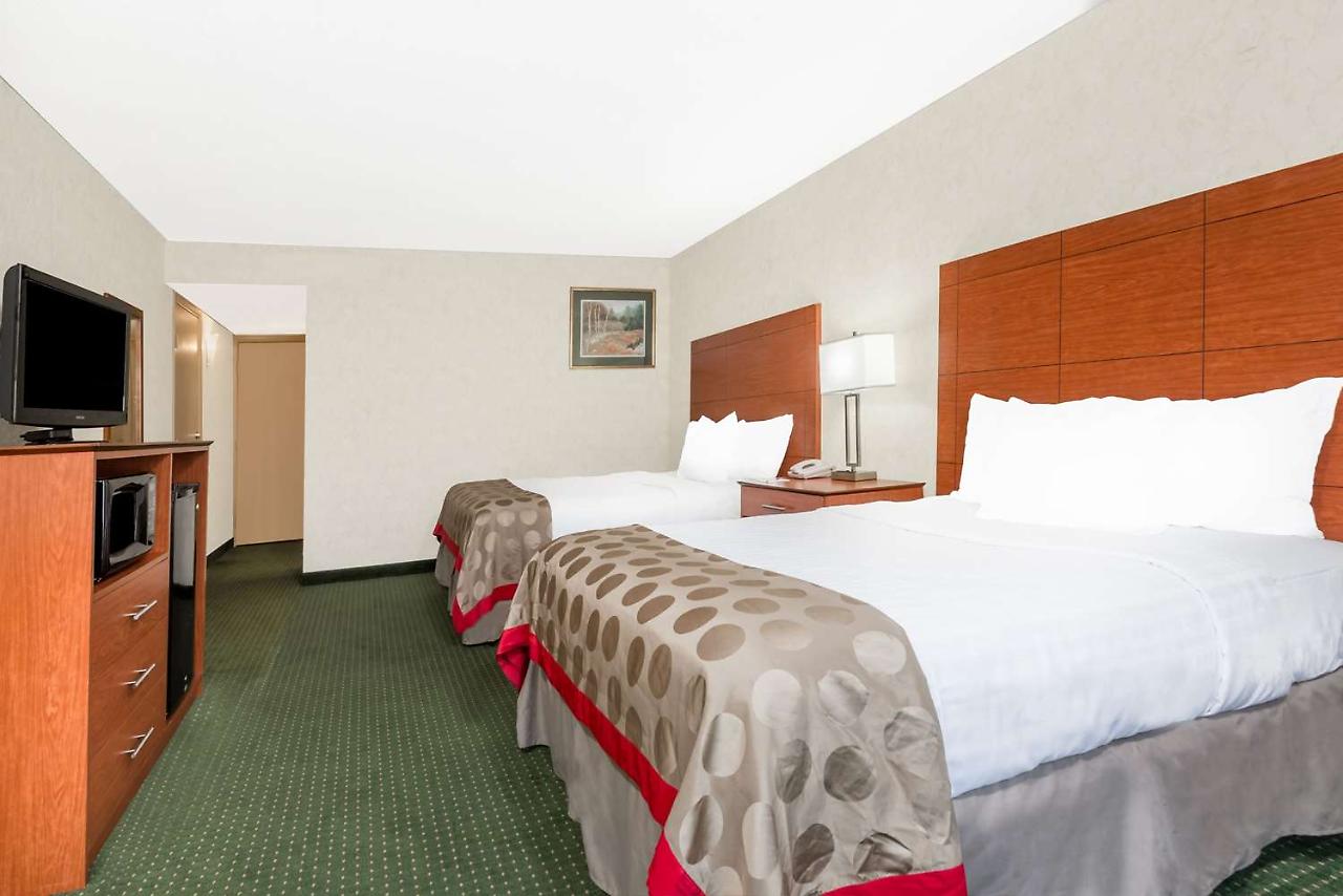 Ramada by Wyndham Lexington North Hotel & Conference Center 2