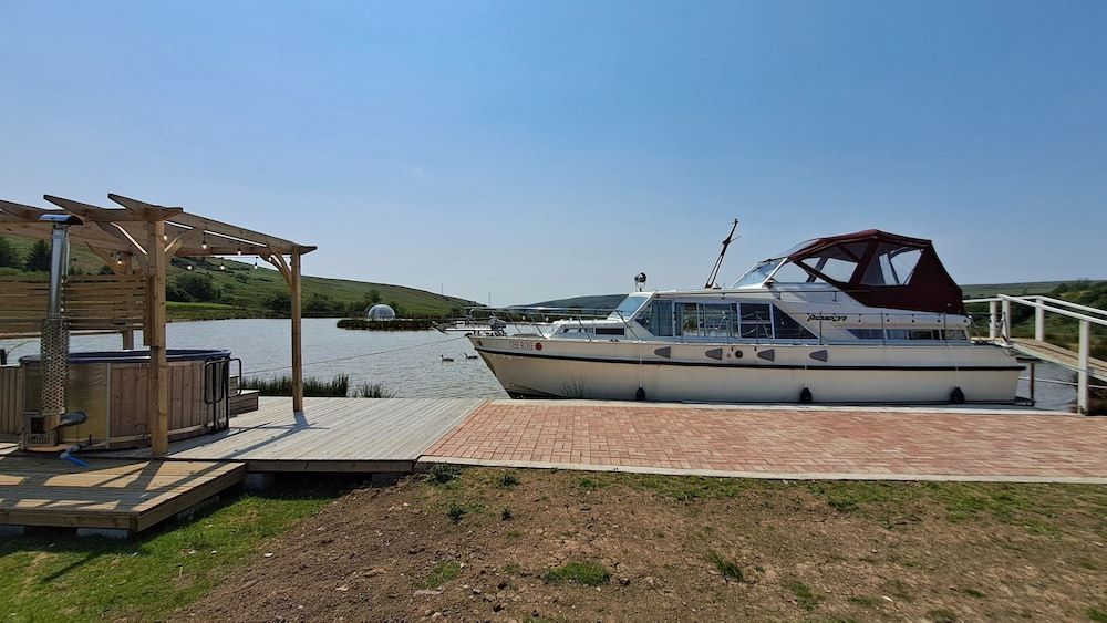 The Rose 37ft Lakeside Yacht inc Hot Tub 1