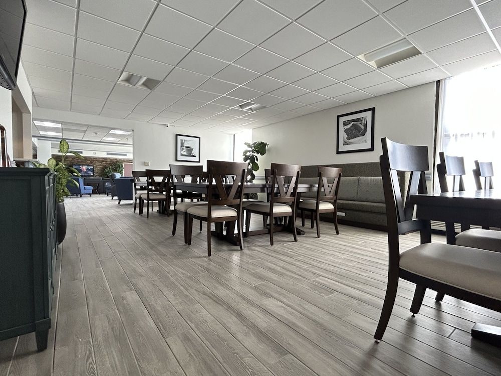 Clarion Inn & Suites Grand Rapids Airport 2