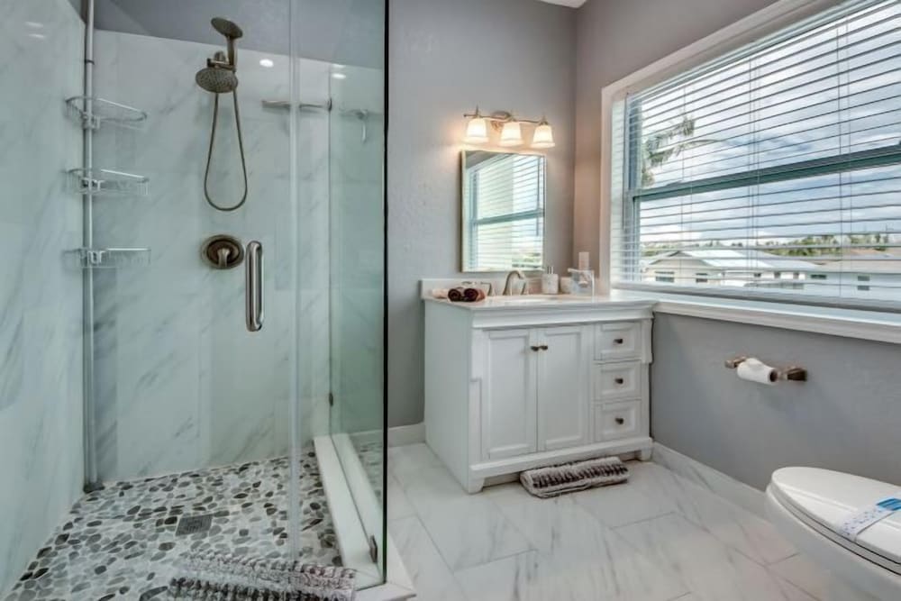Golden Globe - luxury on the canal with pool/spa 1
