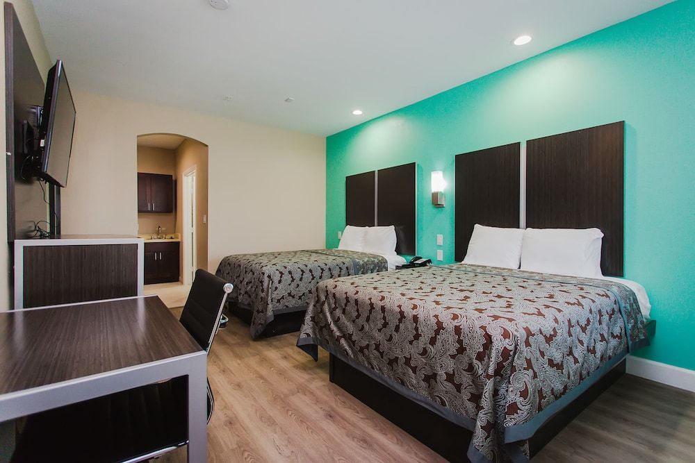 Palace Inn and Suites - Willowbrook Mall 1
