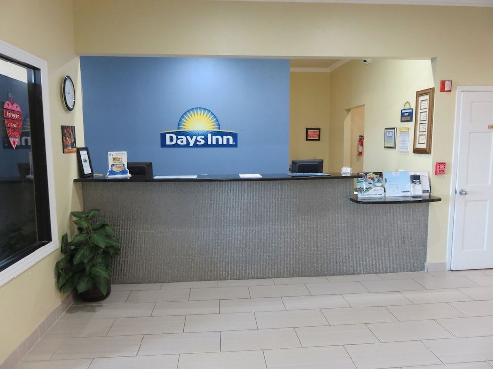 Days Inn by Wyndham Near Seaworld San Antonio 2