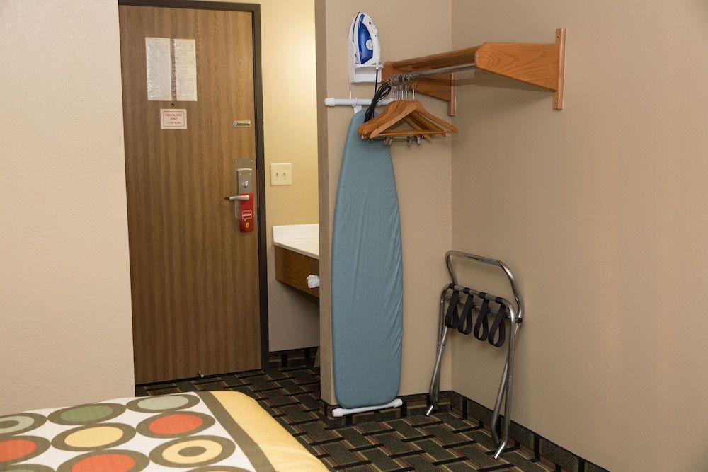 Econo Lodge Canton North 1