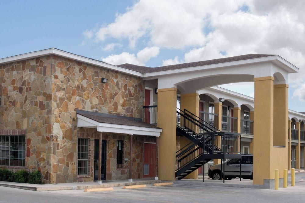 Super 8 by Wyndham San Antonio Near Fort Sam Houston 1