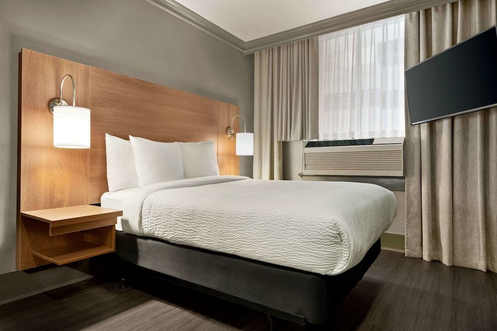 Days Inn by Wyndham Vancouver Downtown 1