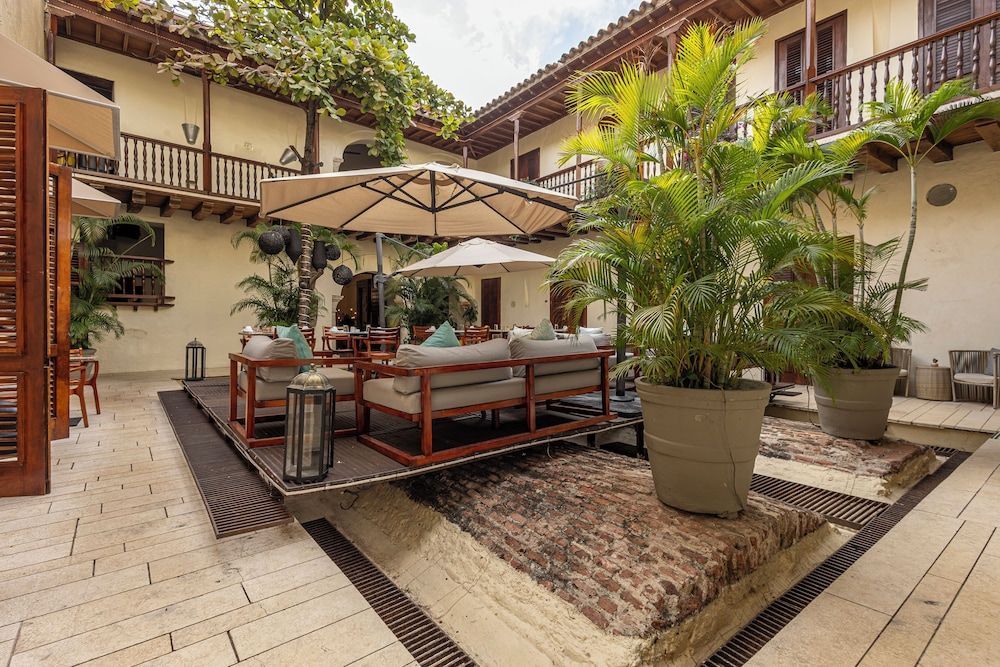 Ananda Hotel Boutique 1