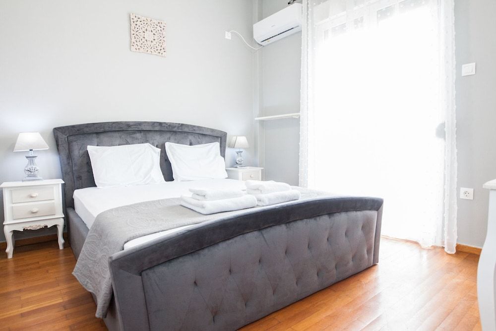 Modern apt with Increbilbe Athens Views 2