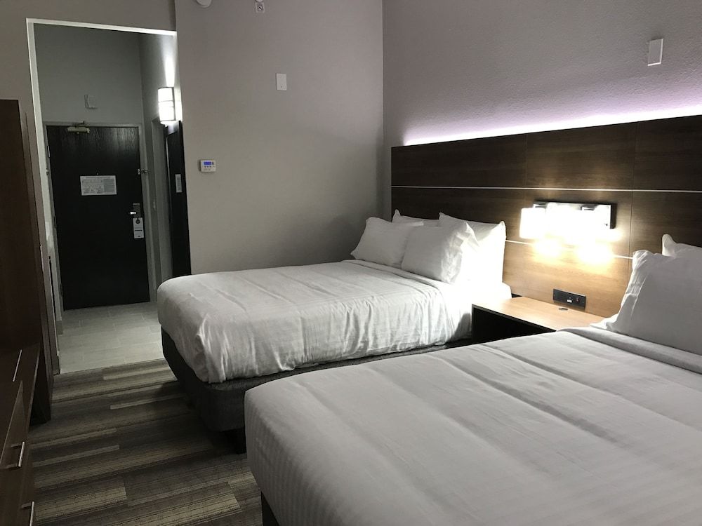 Holiday Inn Express NAPLES SOUTH - I-75 by IHG 2