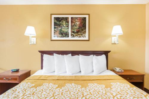 Howard Johnson by Wyndham Orlando International Drive 1