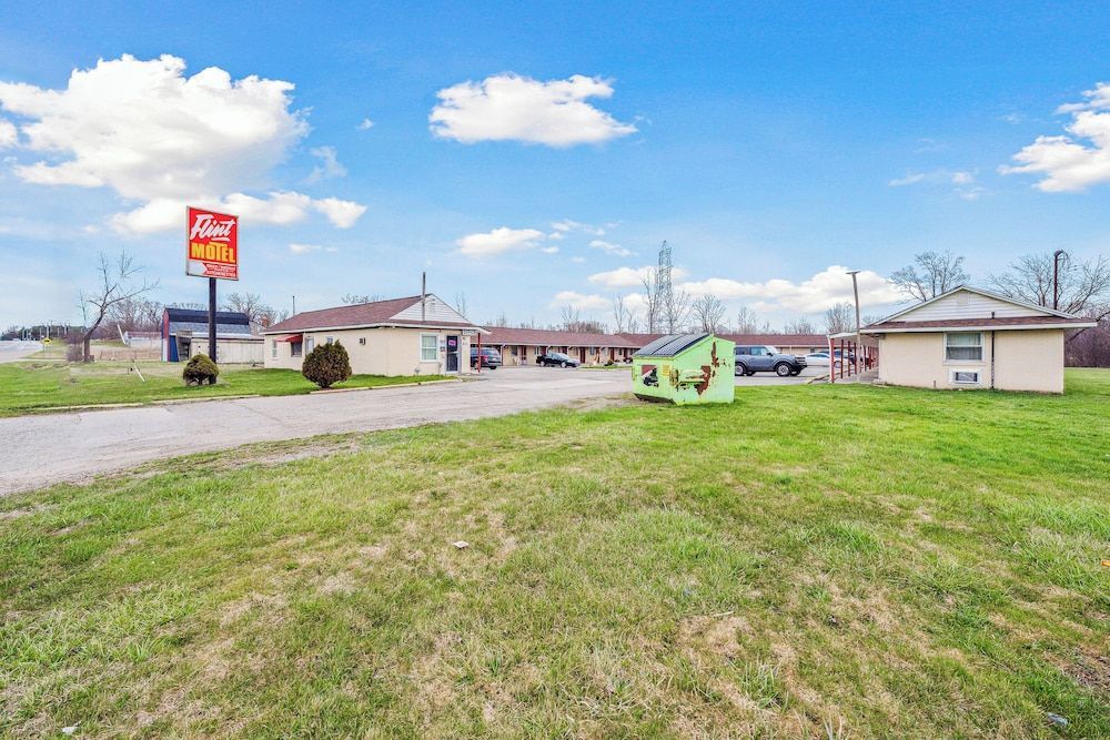 Flint Motel by OYO MI Near I-475 1