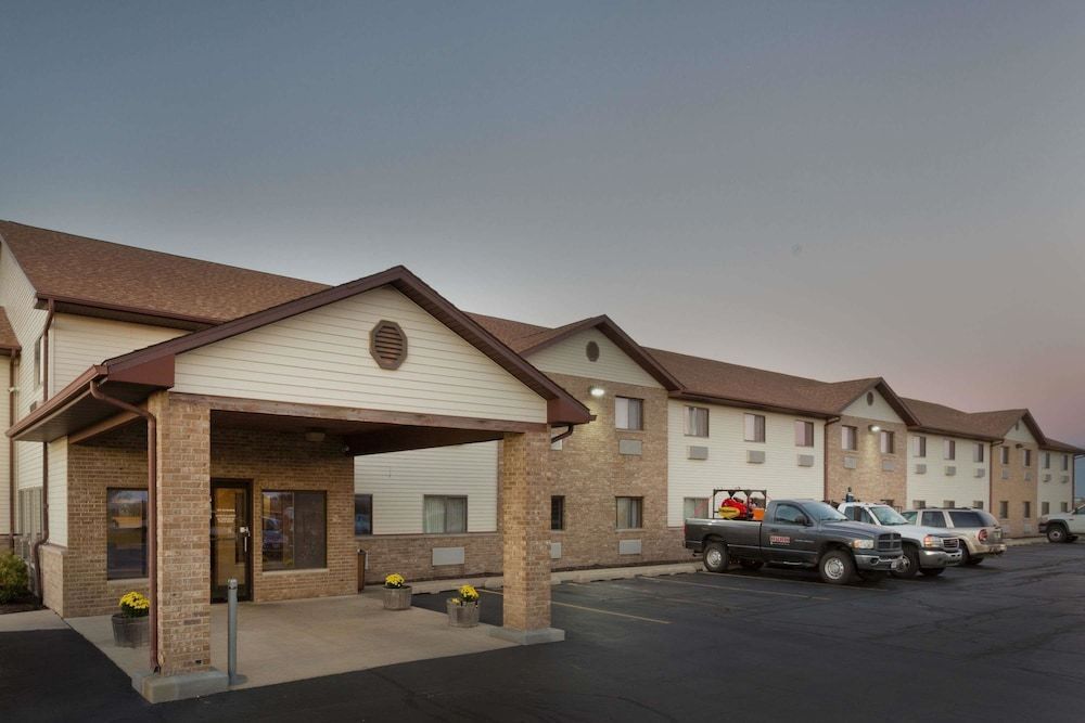 Super 8 by Wyndham Rochelle 1