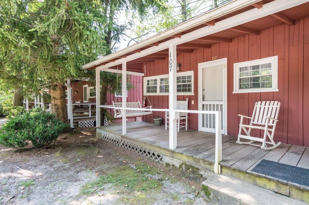 Highland Lake Inn & Resort - Flat Rock 1