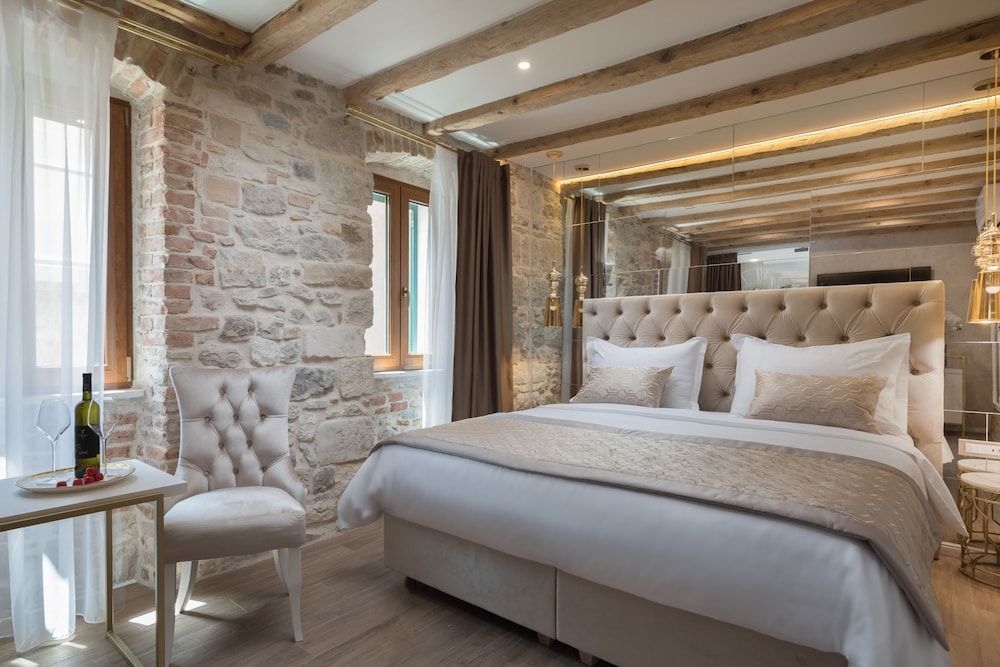 Le Premier Luxury Rooms 1