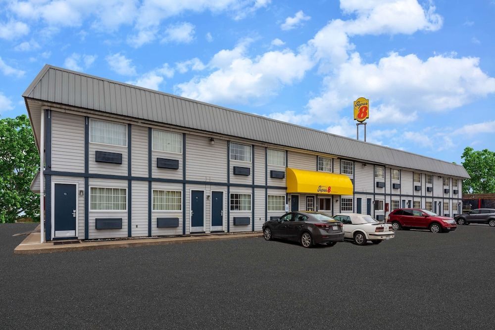 Super 8 by Wyndham Wooster 1