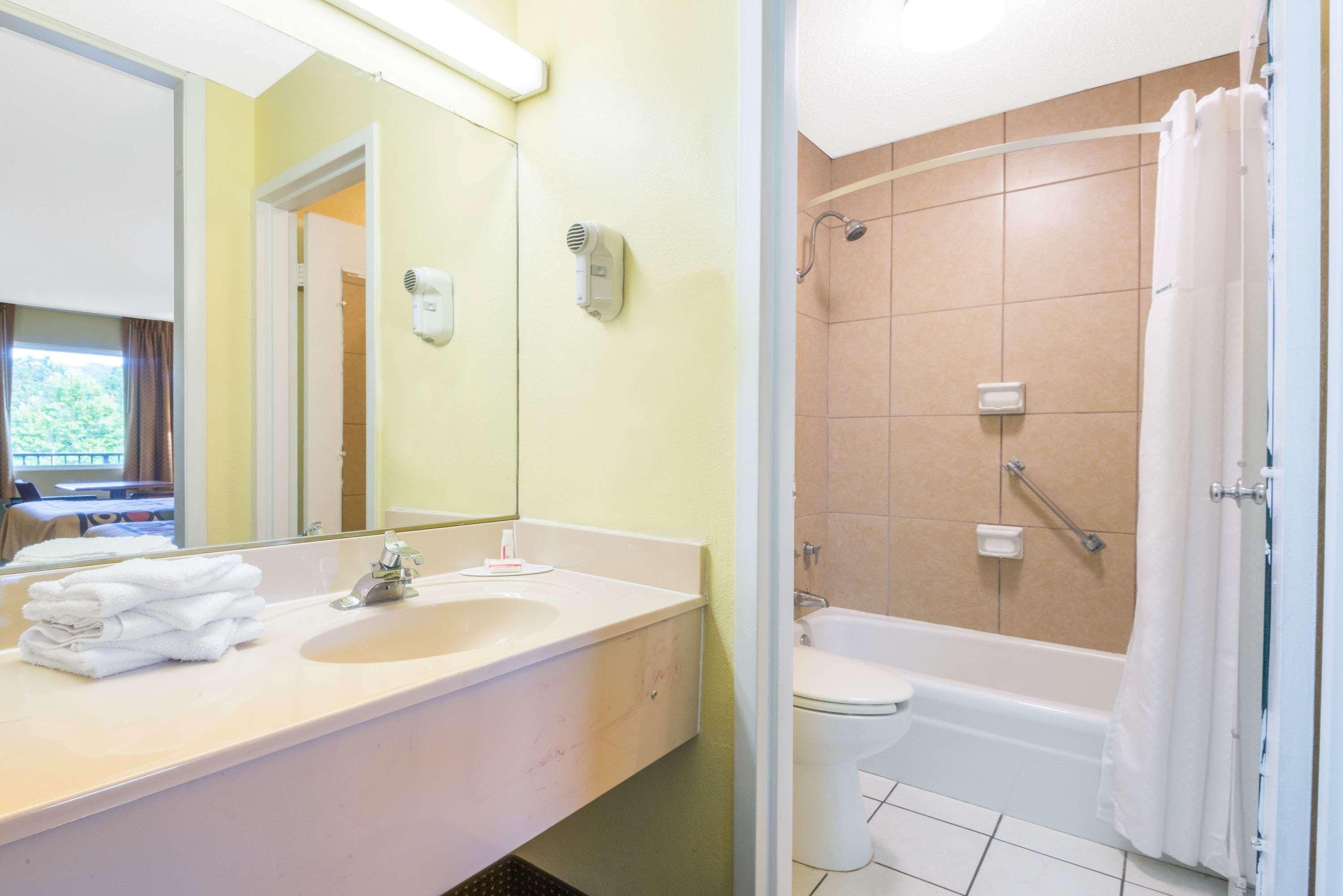 Super 8 By Wyndham Williamsburg 1