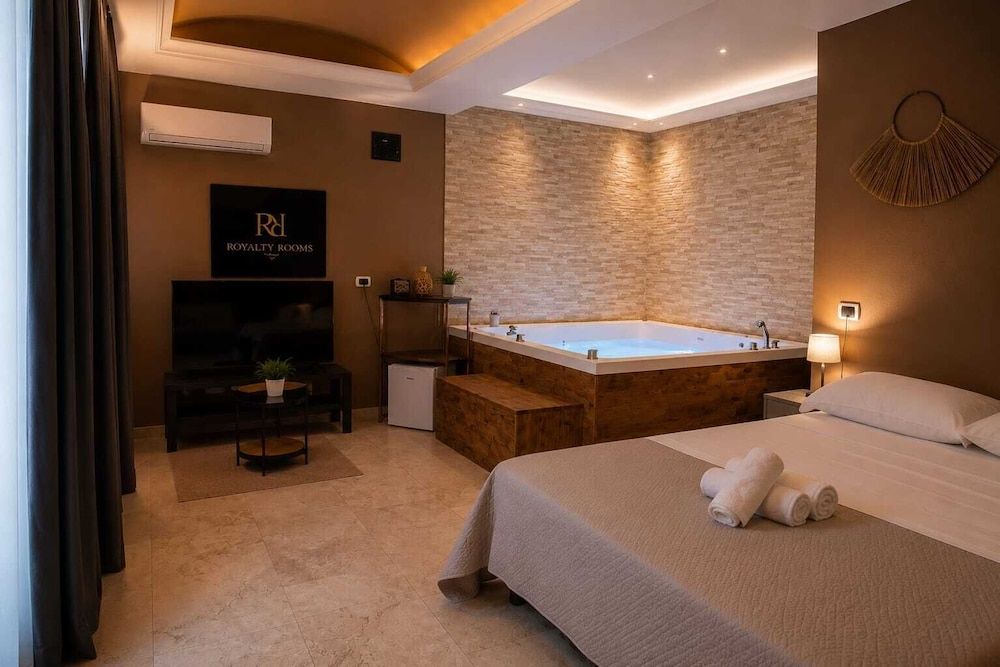 Royalty room spa 1
