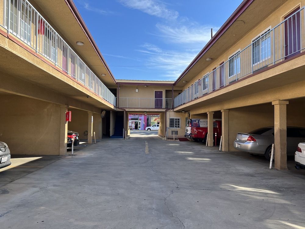 Deluxe Inn LA 2