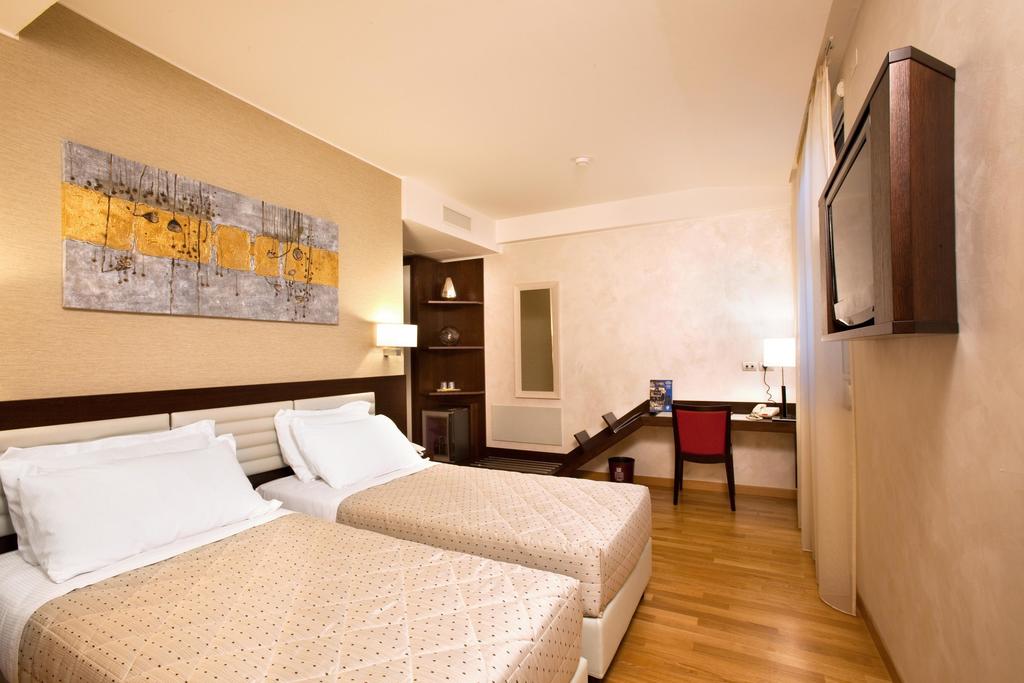 Breaking Business Hotel 2