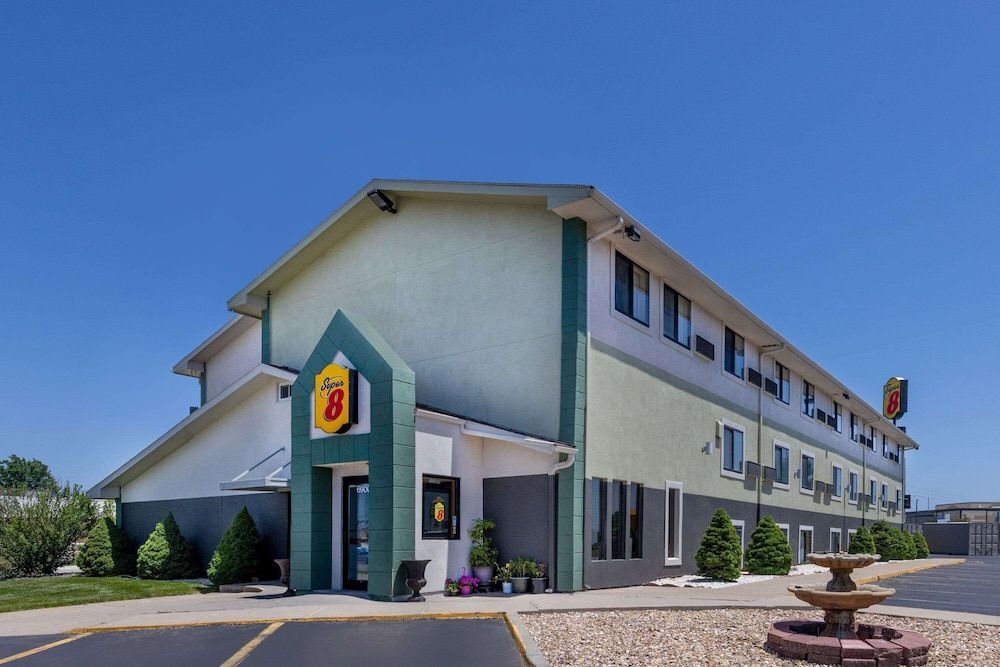 Super 8 by Wyndham Kansas City at Barry Road/Airport 1