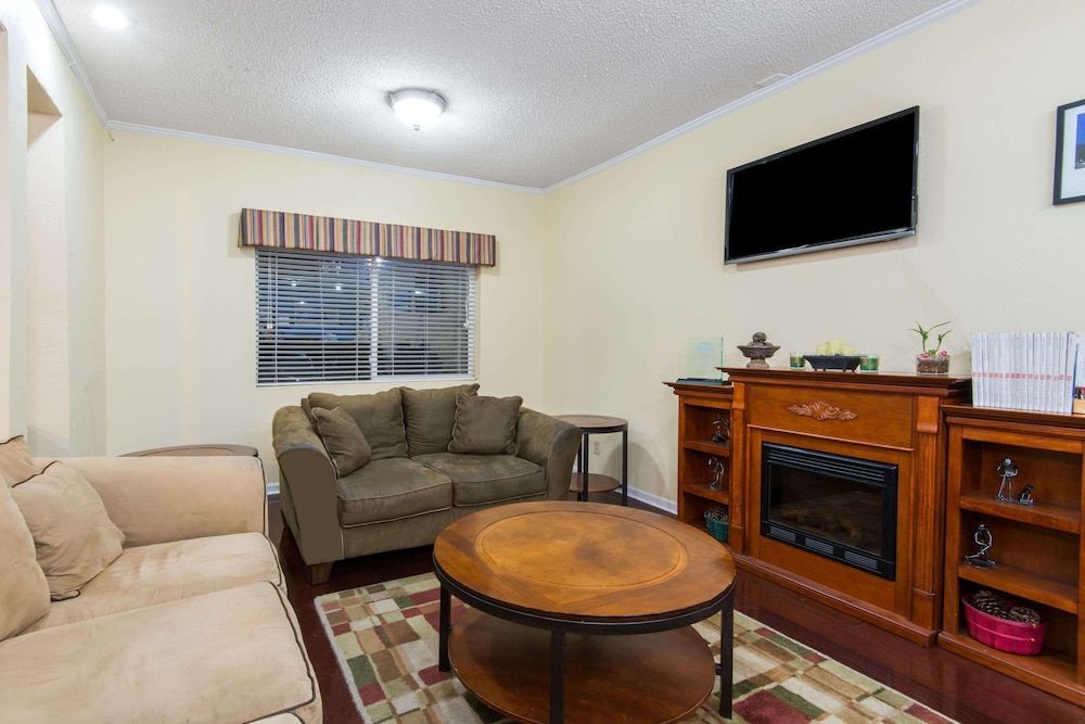 Days Inn by Wyndham Kansas City International Airport 2