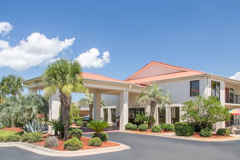 Days Inn & Suites by Wyndham Navarre - near Beaches Hurlburt 1