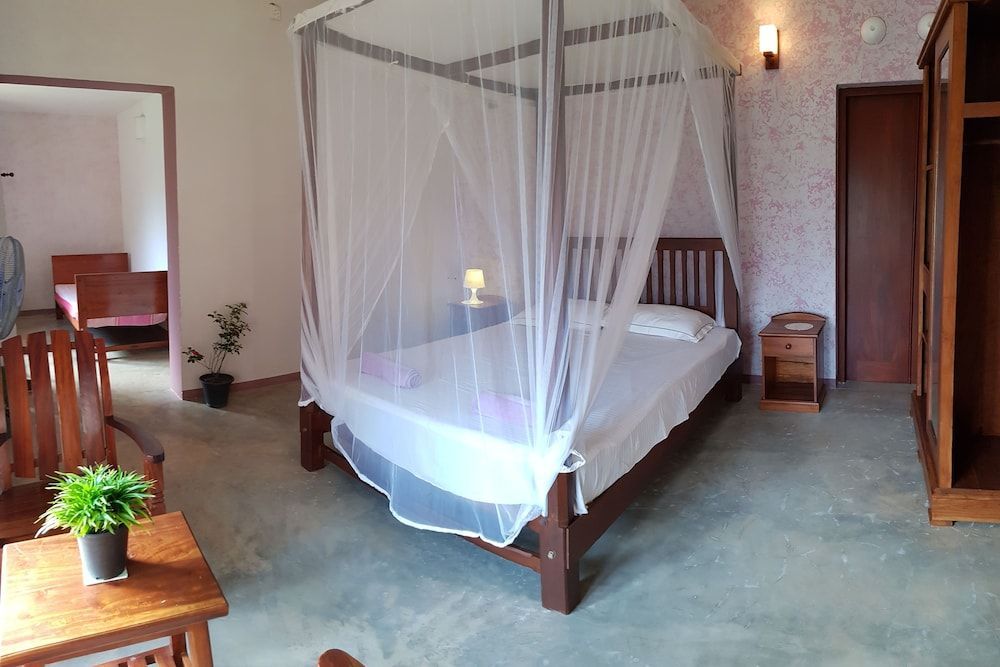 Galle Retreat Colonial Villa with Pool and Garden 2