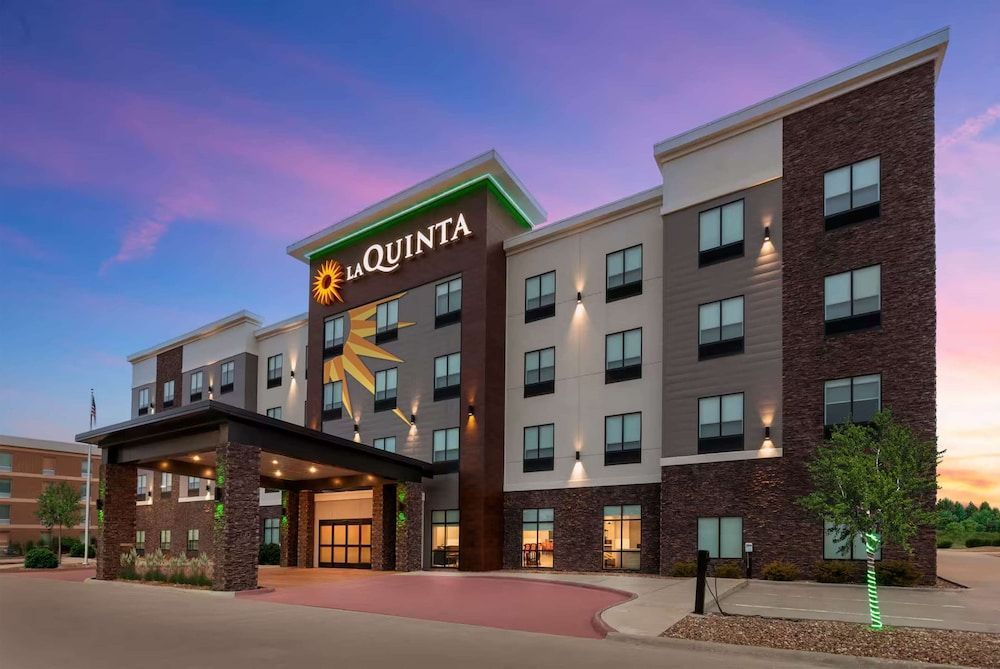 La Quinta Inn & Suites by Wyndham Coralville Iowa City 1