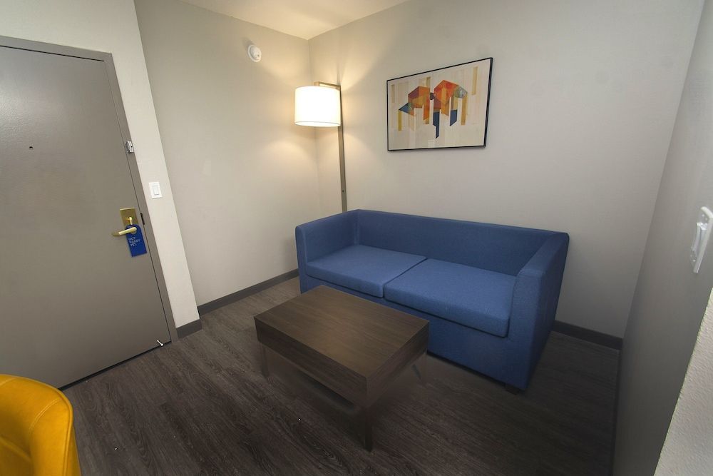 Holiday Inn Express & Suites COCOA by IHG 2