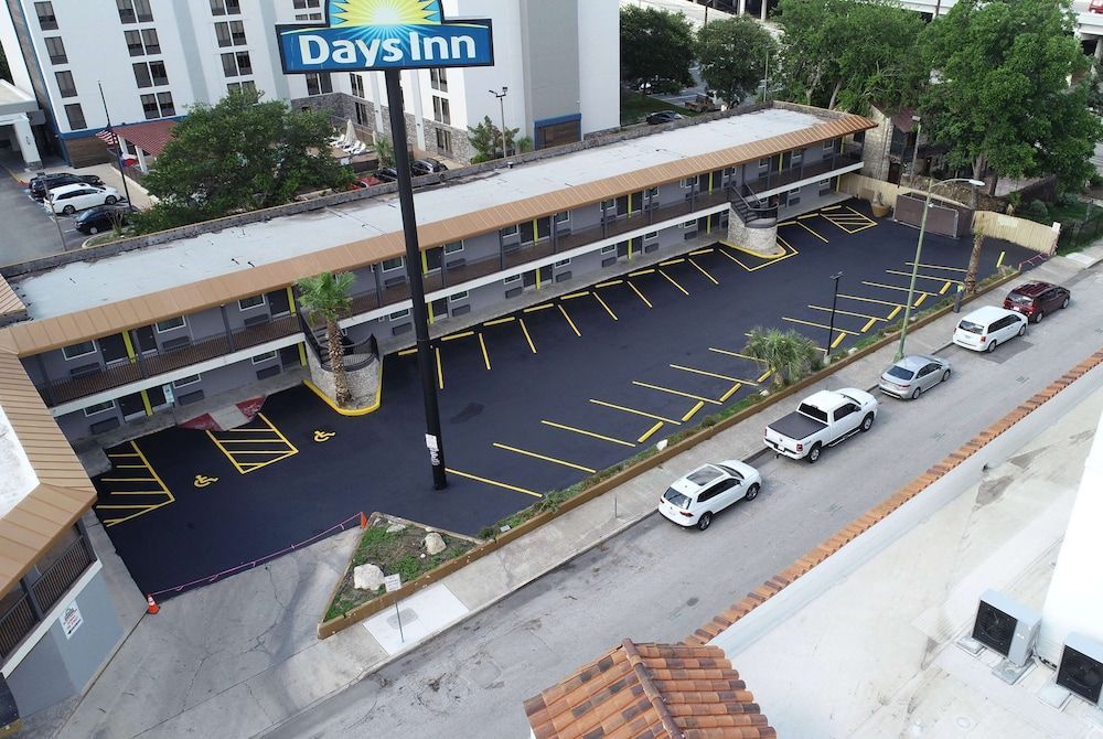 Days Inn by Wyndham San Antonio Alamo/Riverwalk 1