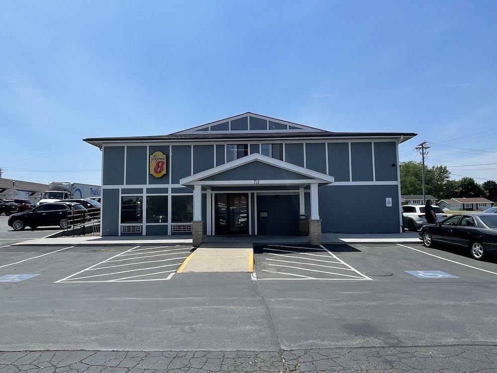 Super 8 by Wyndham Beaver Dam 1