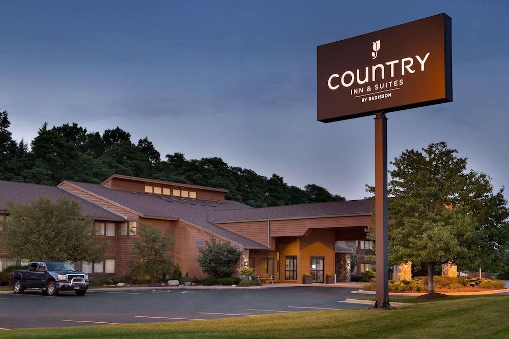 Country Inn & Suites by Radisson, Mishawaka - South Bend 1