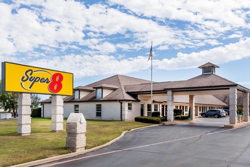 Super 8 by Wyndham Cleburne 1