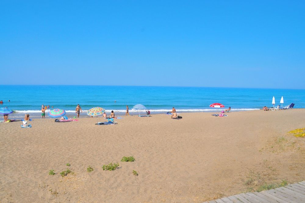 Beachfront holiday Houses Yannis on Agios Gordios beach 1