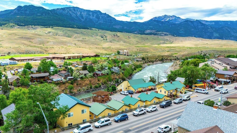 Yellowstone Riverside Cottages 1