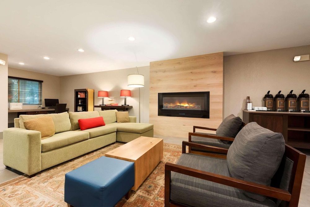 Country Inn & Suites by Radisson, Cedar Rapids Airport, IA 1