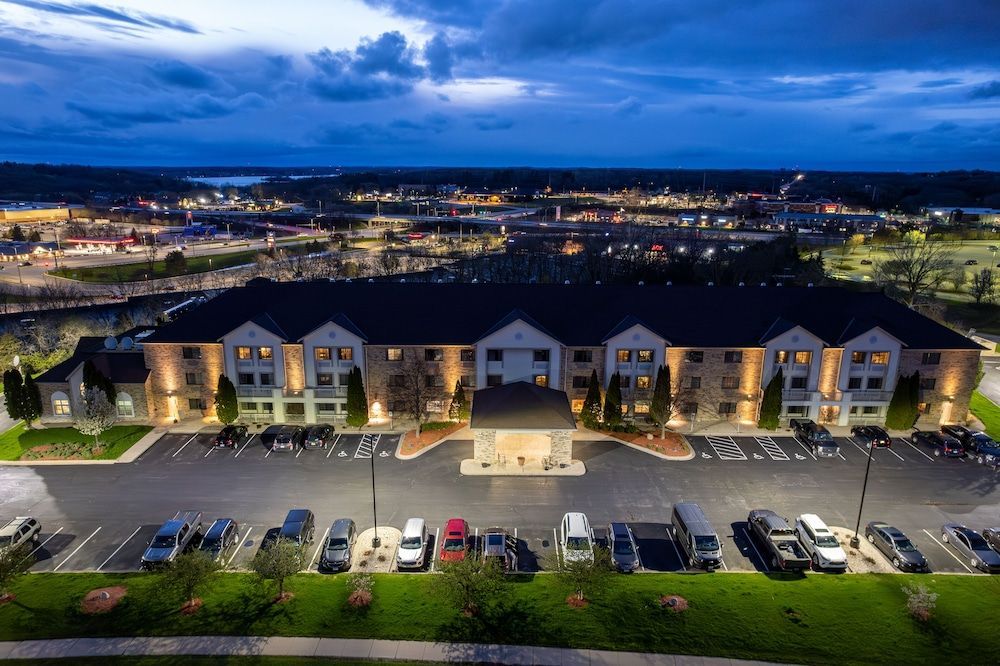 La Quinta by Wyndham Milwaukee Delafield 1