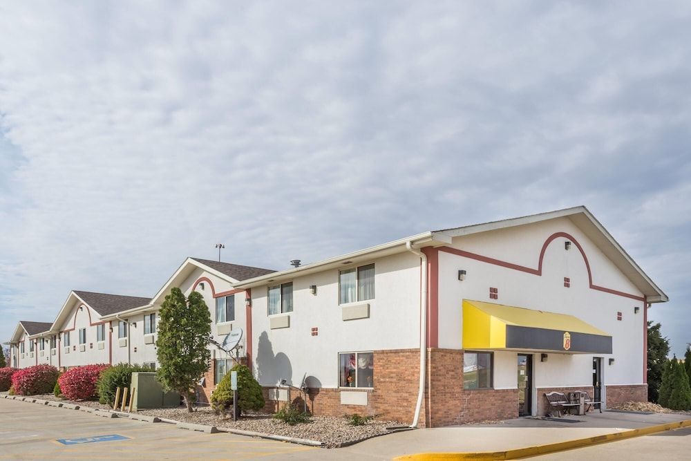 Super 8 by Wyndham Pontiac 1