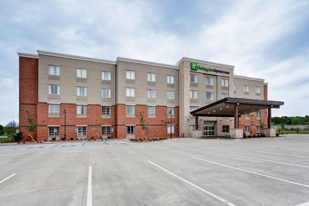Holiday Inn Express & Suites MANHATTAN by IHG 1