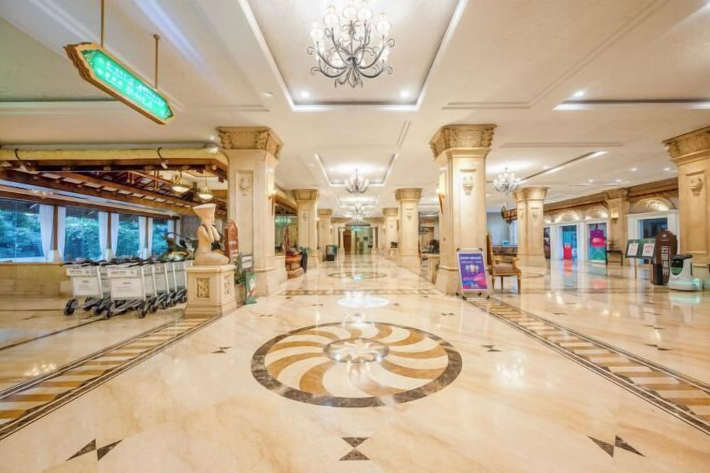 the First World Hotel (Songcheng Hangzhou Paradise Tourist Area) 1