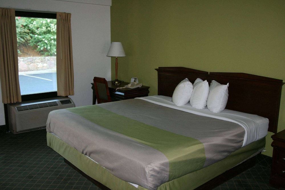 Travelodge by Wyndham Roanoke 2