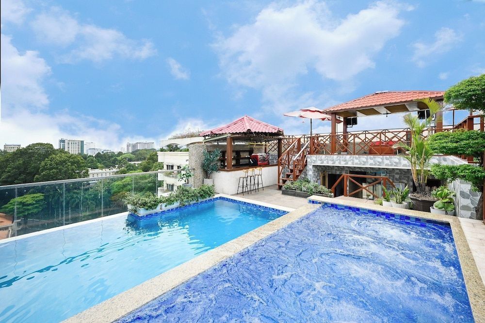California Saigon Hotel & Rooftop Pool 1